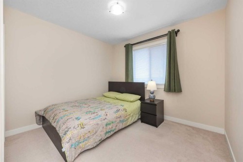 33 Evanscove Manor Nw, Calgary, AB - Indoor Photo Showing Bedroom