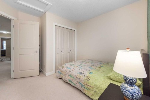 33 Evanscove Manor Nw, Calgary, AB - Indoor Photo Showing Bedroom