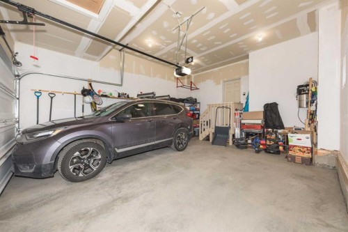 33 Evanscove Manor Nw, Calgary, AB - Indoor Photo Showing Garage