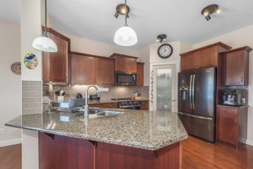 33 Evanscove Manor Nw, Calgary, AB - Indoor Photo Showing Kitchen With Double Sink With Upgraded Kitchen