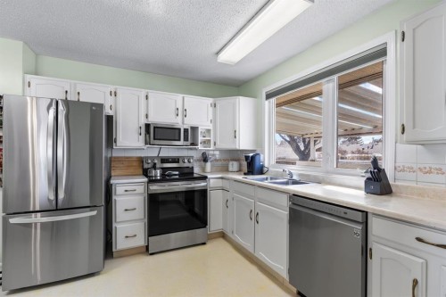 308 Lynnover Way Se, Calgary, AB - Indoor Photo Showing Kitchen With Double Sink