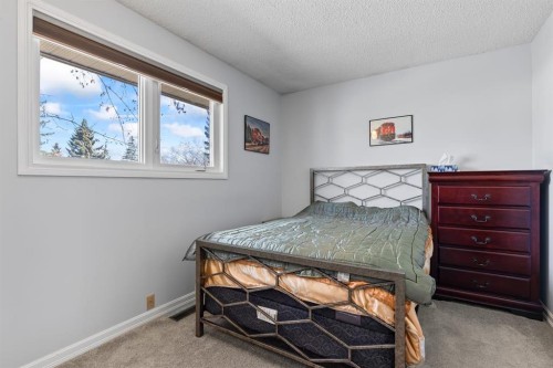 308 Lynnover Way Se, Calgary, AB - Indoor Photo Showing Bedroom
