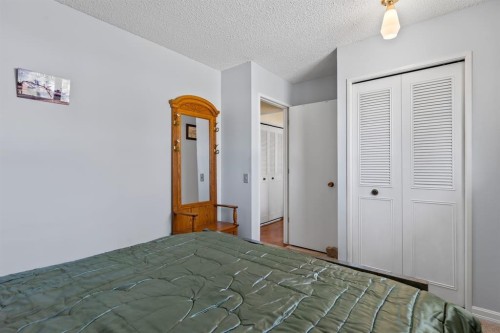308 Lynnover Way Se, Calgary, AB - Indoor Photo Showing Bedroom