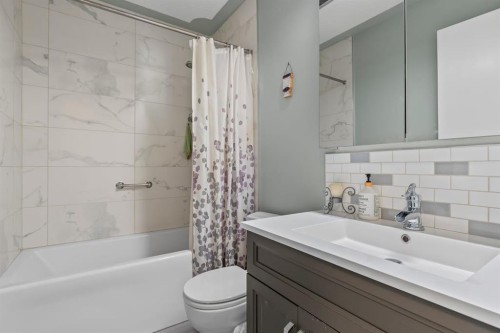 308 Lynnover Way Se, Calgary, AB - Indoor Photo Showing Bathroom