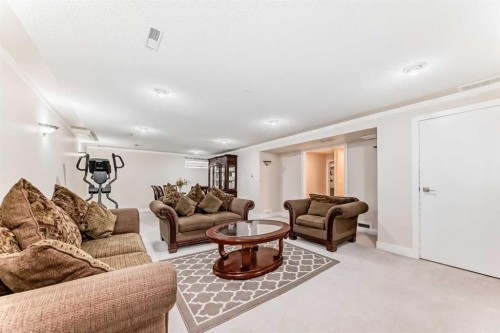 7165 California Boulevard Ne, Calgary, AB - Indoor Photo Showing Living Room