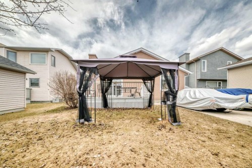 7165 California Boulevard Ne, Calgary, AB - Outdoor