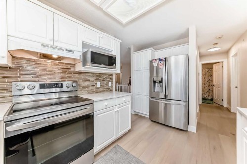 7165 California Boulevard Ne, Calgary, AB - Indoor Photo Showing Kitchen