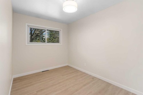 487 Arlington Drive Se, Calgary, AB - Indoor Photo Showing Living Room