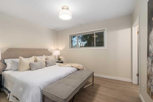 487 Arlington Drive Se, Calgary, AB - Indoor Photo Showing Living Room