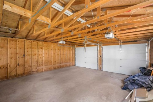 487 Arlington Drive Se, Calgary, AB - Indoor Photo Showing Garage