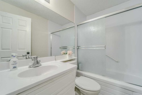 112 Edgedale Way, Calgary, AB - Indoor Photo Showing Bathroom