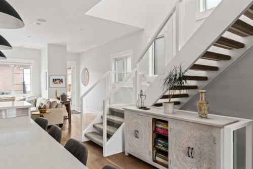 3917 16 Street Sw, Calgary, AB - Indoor Photo Showing Other Room