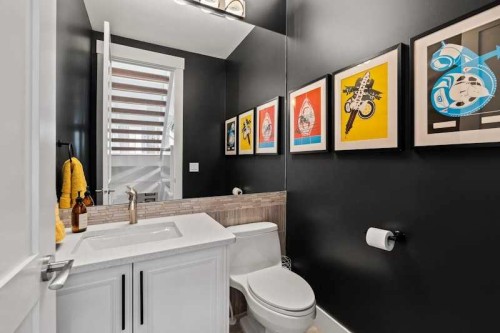 3917 16 Street Sw, Calgary, AB - Indoor Photo Showing Bathroom