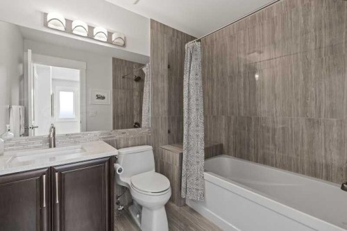 3917 16 Street Sw, Calgary, AB - Indoor Photo Showing Bathroom