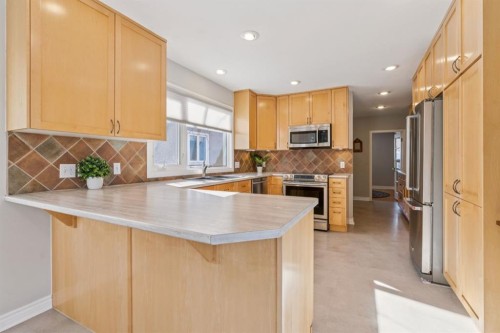 1628 9 Street Nw, Calgary, AB - Indoor Photo Showing Kitchen