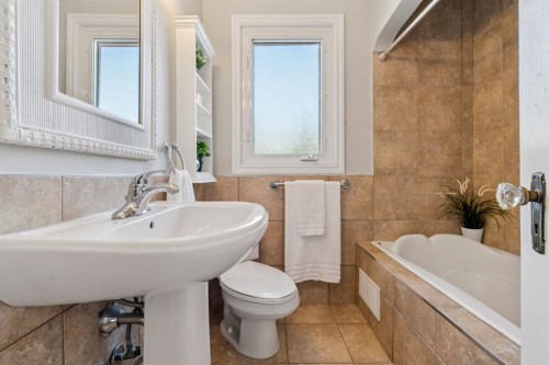 1628 9 Street Nw, Calgary, AB - Indoor Photo Showing Bathroom