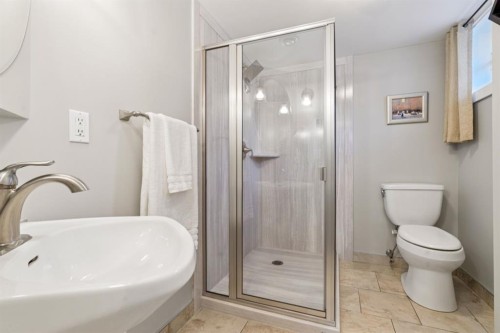 1628 9 Street Nw, Calgary, AB - Indoor Photo Showing Bathroom