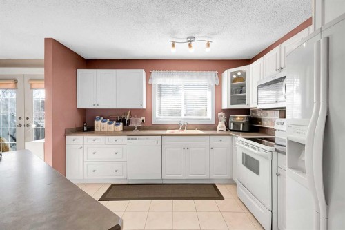 51 Bermondsey Place Nw, Calgary, AB - Indoor Photo Showing Kitchen