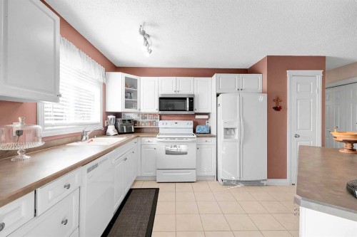 51 Bermondsey Place Nw, Calgary, AB - Indoor Photo Showing Kitchen