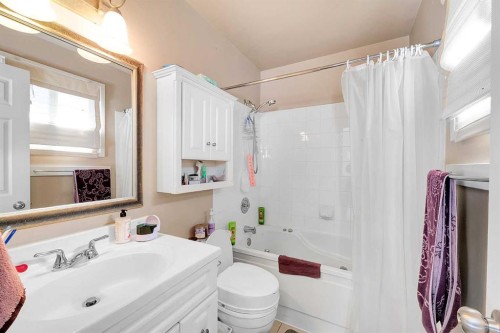 51 Bermondsey Place Nw, Calgary, AB - Indoor Photo Showing Bathroom