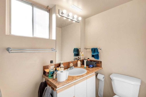 51 Bermondsey Place Nw, Calgary, AB - Indoor Photo Showing Bathroom