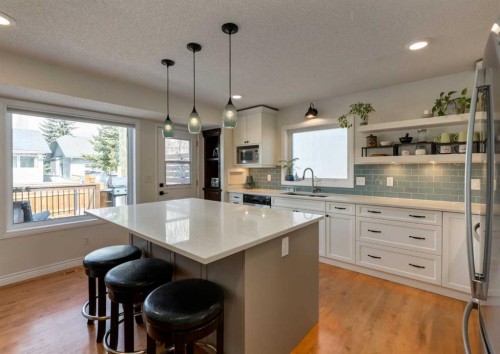 109 Sundown Place Se, Calgary, AB - Indoor Photo Showing Kitchen With Upgraded Kitchen