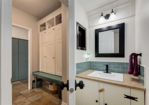 109 Sundown Place Se, Calgary, AB - Indoor Photo Showing Bathroom