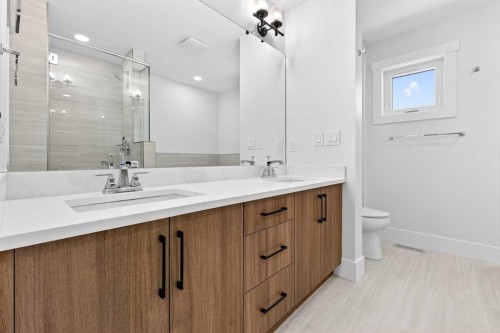 2012 37 Avenue Sw, Calgary, AB - Indoor Photo Showing Bathroom