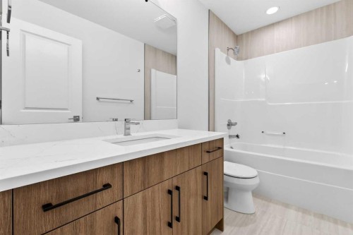 2012 37 Avenue Sw, Calgary, AB - Indoor Photo Showing Bathroom