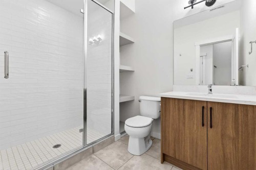 2012 37 Avenue Sw, Calgary, AB - Indoor Photo Showing Bathroom