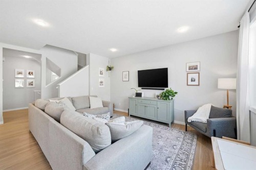 320 Sundown View, Cochrane, AB - Indoor Photo Showing Living Room