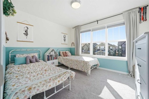 320 Sundown View, Cochrane, AB - Indoor Photo Showing Bedroom