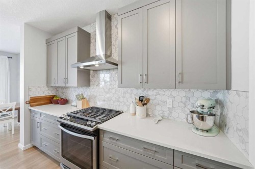 320 Sundown View, Cochrane, AB - Indoor Photo Showing Kitchen With Upgraded Kitchen