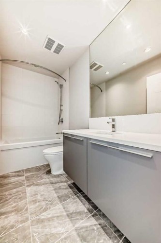 1104-530 3 Street Se, Calgary, AB - Indoor Photo Showing Bathroom