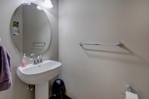 168 Sunset View, Cochrane, AB - Indoor Photo Showing Bathroom