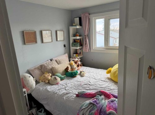 371 Falshire Drive Ne, Calgary, AB - Indoor Photo Showing Bedroom