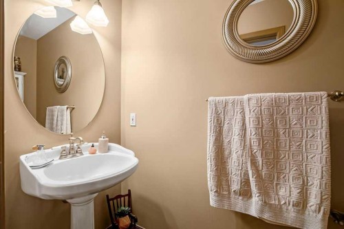 49 Spring Meadows Bay, Okotoks, AB - Indoor Photo Showing Bathroom