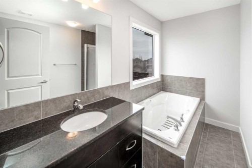 50 Everwoods Park Sw, Calgary, AB - Indoor Photo Showing Bathroom