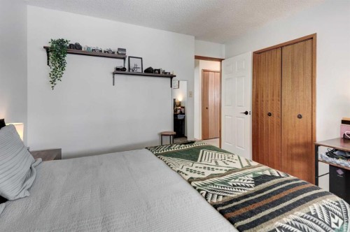 1204 Ranchlands Boulevard Nw, Calgary, AB - Indoor Photo Showing Bedroom