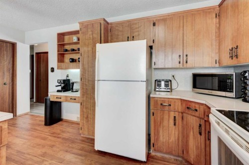 1204 Ranchlands Boulevard Nw, Calgary, AB - Indoor Photo Showing Kitchen