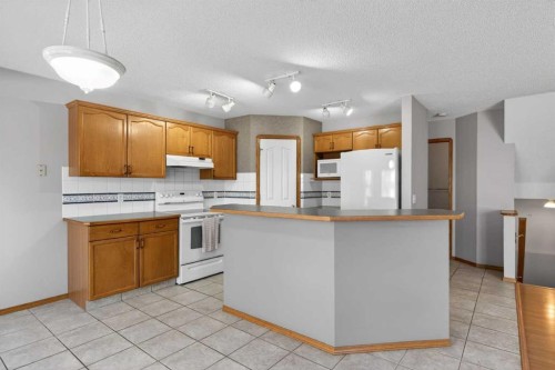 416 Douglas Glen Close Se, Calgary, AB - Indoor Photo Showing Kitchen