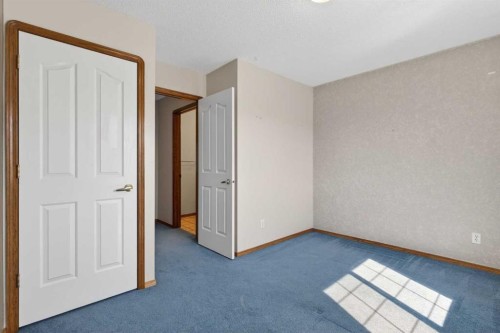 416 Douglas Glen Close Se, Calgary, AB - Indoor Photo Showing Other Room
