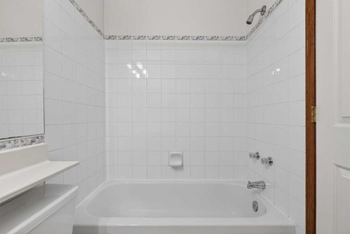 416 Douglas Glen Close Se, Calgary, AB - Indoor Photo Showing Bathroom