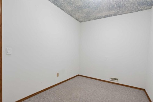 416 Douglas Glen Close Se, Calgary, AB - Indoor Photo Showing Other Room