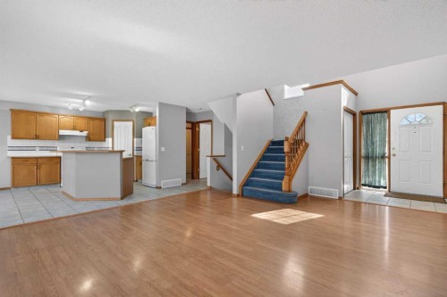 416 Douglas Glen Close Se, Calgary, AB - Indoor Photo Showing Kitchen