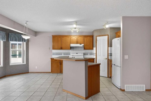 416 Douglas Glen Close Se, Calgary, AB - Indoor Photo Showing Kitchen