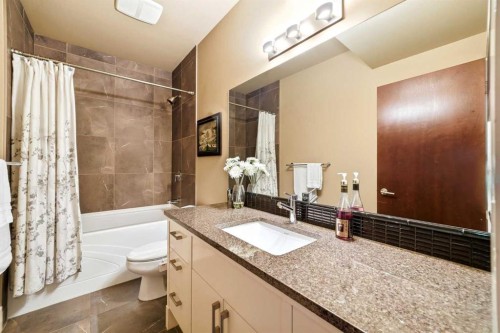 3610 8 Avenue Nw, Calgary, AB - Indoor Photo Showing Bathroom