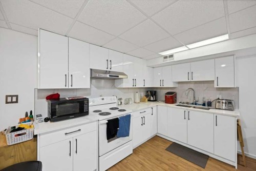 480 Midridge Drive Se, Calgary, AB - Indoor Photo Showing Kitchen