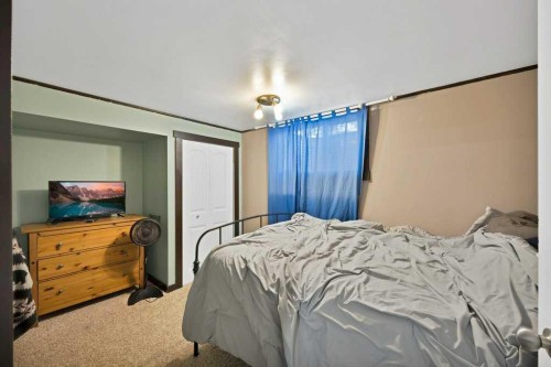 480 Midridge Drive Se, Calgary, AB - Indoor Photo Showing Bedroom