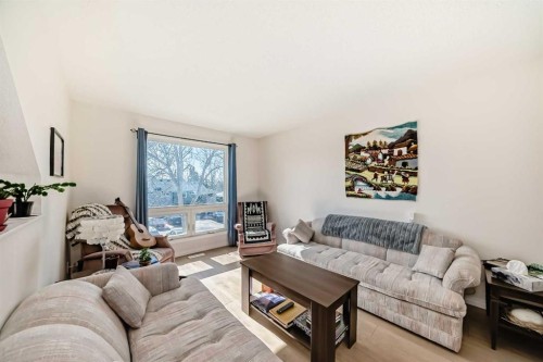 97-6915 Ranchview Drive Nw, Calgary, AB - Indoor Photo Showing Living Room